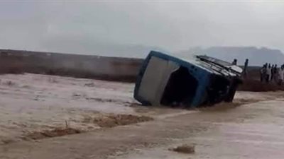 سيول طريق غارب تجرف أتوبيسا وسيارة نقل ولا إصابات