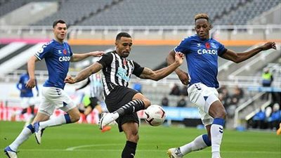 نيوكاسل يهزم إيفرتون 2 / 1 بالدوري الإنجليزي