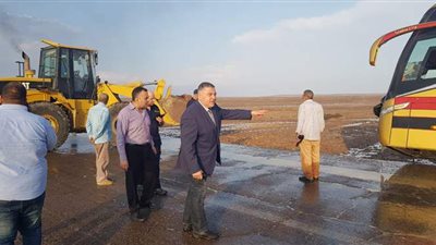 محافظ البحر الأحمر يتفقد مناطق السيول ويوجه بتوفير أتوبيسات لنقل العالقين | صور