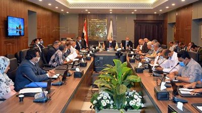 محافظ جنوب سيناء يعقد اجتماعاً لبحث استعدادات مواجهة أخطار  السيول