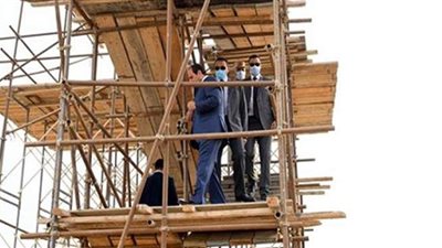 السيسي يتفقد مواقع العمل من على إحدى السقالات بالعاصمة الجديدة | صور