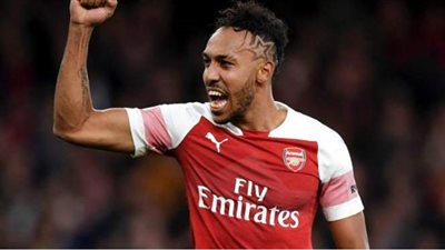 أوباميانج يتقدم لأرسنال في شباك مانشستر يونايتد من ركلة جزاء