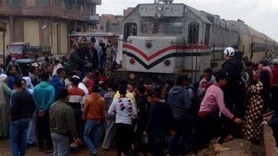 انتظر حتى استقلا القطار.. مسجل خطر يلقي 