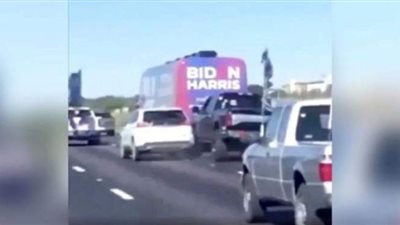 على طريقة هوليوود.. تحرش شاحنات لأنصار ترامب بحملة بايدن في تكساس.. الشرطة تحقق.. وترامب يحتفل