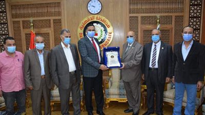 نقيب المعلمين يهدي محافظ الدقهلية  درع النقابة  | صور