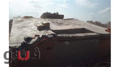 شاهد لحظة سقوط سطح منزل أعلى برج مخالف فى طنطا  | فيديو