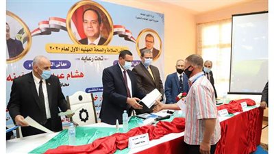 سعفان يوزع 1040 شهادة أمان على العمالة غير المنتظمة بالبحيرة