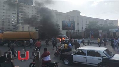 تفحم سيارة ملاكي بعد اشتعال النيران بها في طنطا دون إصابات | فيديو