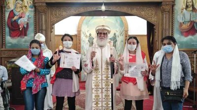 مطران طهطا يكرم خريجي الجامعات والدبلومات الفنية من ذوى القدرات الخاصة