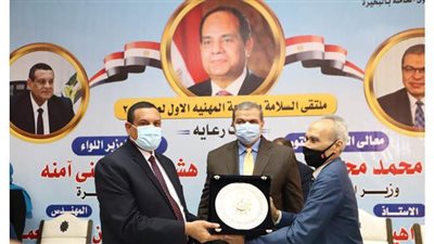 محافظ البحيرة يهدي وزير القوى العاملة درع المحافظة