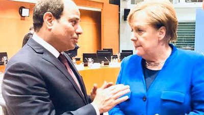 السيسي يستعرض مع ميركل موقف مصر الإستراتيجي الثابت تجاه القضية الليبية