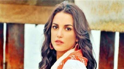 صورة رومانسية لدرة مع عريسها بحفل عقد قرانها