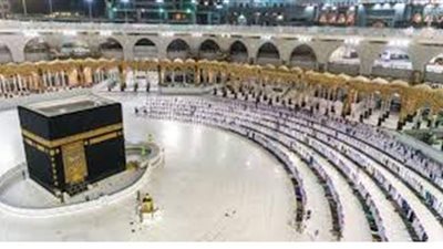 وسط أجواء روحانية.. سقوط أمطار على المسجد الحرام أثناء صلاة العشاء | فيديو