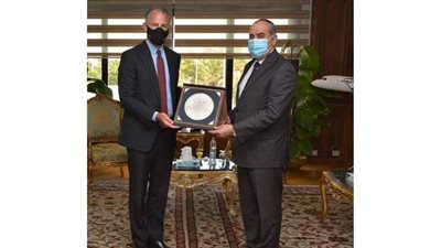 وزير الطيران المدني يناقش تأثير 