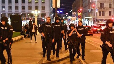 وزير الداخلية النمساوي: مهاجمو فيينا ما زالوا طلقاء وهم مسلحون ونحن نمر بساعات صعبة