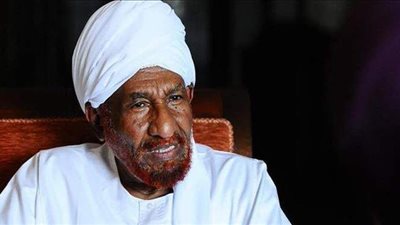 الصادق المهدي يصل الإمارات لاستكمال علاجة من فيروس كورونا