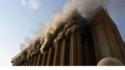 الدفاع المدني العراقي يسيطر على حريق في مبنى هيئة الضرائب وسط بغداد