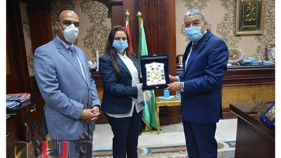 محافظ المنيا يكرم متدربي البرنامج الرئاسي لتأهيل التنفيذيين للقيادة