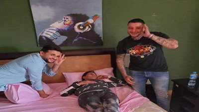 الفيشاوي ومصطفي خاطر يمازحان أحمد شيبة في كواليس 