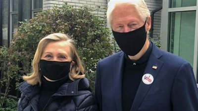 بيل وهيلاري كلينتون يعلنان أنهما صوتا لبايدن وهاريس