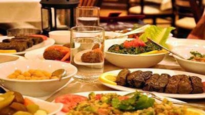 تفسير حلم الأكل مع الميت في المنام وعلاقته بالمرض والسفر وشراء بيت جديد