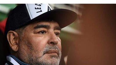 وسط مشجعيه.. طبيب مارادونا يكشف عن حالته الصحية بعد جراحة دقيقة في المخ | فيديو