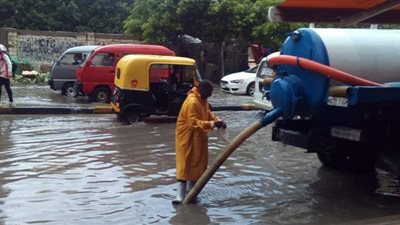 أحياء الإسكندرية تدفع بسيارات لشفط مياه الأمطار من الشوارع | صور