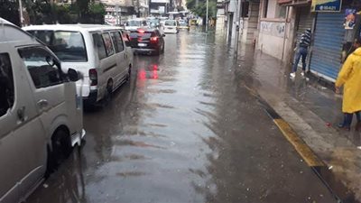غرق شوارع شرق الإسكندرية بمياه الأمطار وتوقف الحركة المرورية | صور