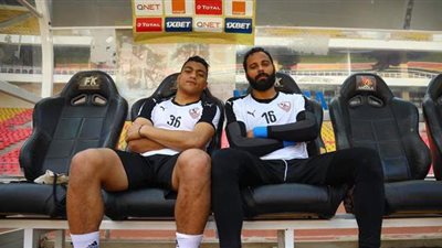 الكاف ينشر حوارا كوميديا بين جنش ومصطفى محمد