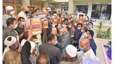 تسليم 232 عقد تقنين لواضعي اليد على أراضي أملاك الدولة باسيوط | صور