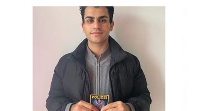 تكريم شاب عربي على عمله البطولي بواسطة الشرطة النمساوية
