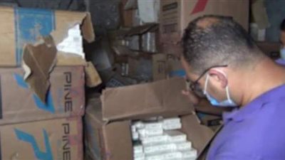 لحظة مصادرة  30 ألف عبوة سجائر مهربة جمركياً فى دمياط | فيديو