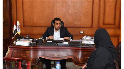 محافظ قنا ونائبه يستقبلان عددا من المواطنين للاستماع إلى شكواهم