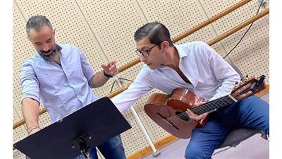 بروفات مكثفة لعازف الجيتار وحيد ممدوح بكواليس مهرجان الموسيقى العربية