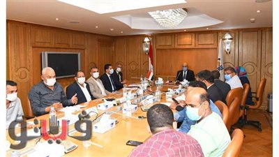 محافظ قنا يعقد اجتماعا مع  القيادات التنفيذية لمناقشة مشروعات رصف الطرق | صور