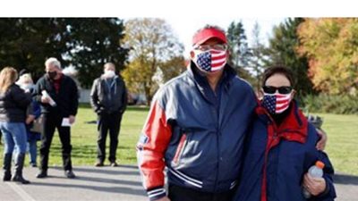 ناخبون أمريكيون يرقصون أثناء انتظارهم أمام مراكز الاقتراع | فيديو