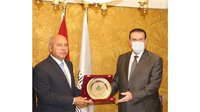 نقيب المهندسين يهدي وزير النقل درع النقابة.. كامل الوزير: فخور بانتمائي لمهنة الهندسة