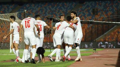عضوا مجلس الزمالك  يهنئان اللاعبين بالفوز على الرجاء