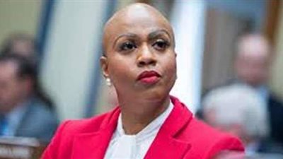 وصلة رقص لنائبة فى الكونجرس الأمريكى بالشارع | فيديو