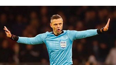 حكم مباراة دورتموند وكلوب بروج يغادر اللقاء بسبب الإصابة