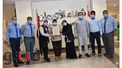 بعد انتصارها على السرطان..   مواطنة تكرم الفريق المعالج لها بشفاء الأورام بالاقصر