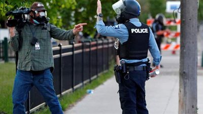 شرطة فيلادلفيا الأمريكية تنشر لقطات توثق مقتل شاب أسمر على يد ضابطين