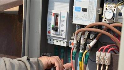 الحبس سنة وغرامة ٢٠٠ ألف جنيه.. عقوبات سرقات التيار الكهربائي