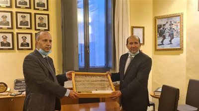 السفير المصري في روما يسترد قطعة أثرية مهربة إلى إيطاليا
