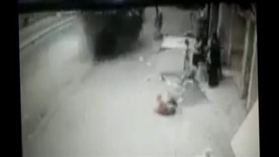 شاهد.. لحظة دهس سيارة مسرعة طفلين بالسلام