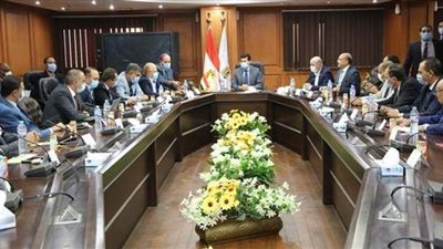 وزير الشباب يبحث الفرص الاستثمارية مع رجال أعمال وممثلي القطاع الخاص