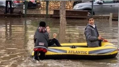 إسرائيليون يلجئون للزوارق هربا من  السيول | صور