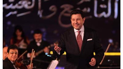 معجبة تهدي هاني شاكر باقة ورد خلال حفله بمهرجان الموسيقى العربية | صور