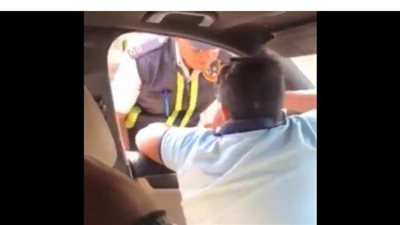 وسط هتاف أصدقائه 