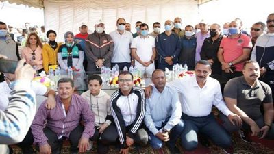 وزير الرياضة يشارك شباب مدينة الشروق ماراثون الدراجات